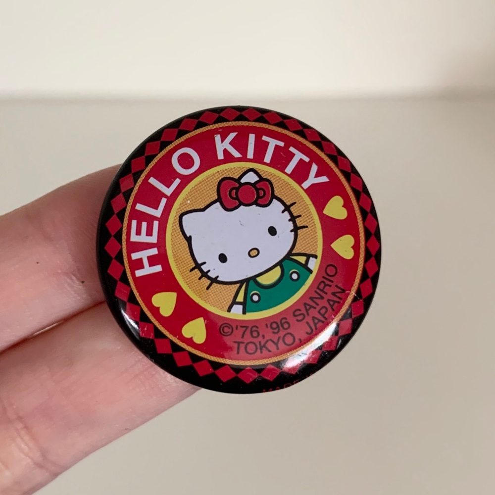 Vintage 1996 hello kitty button pin (Japan)